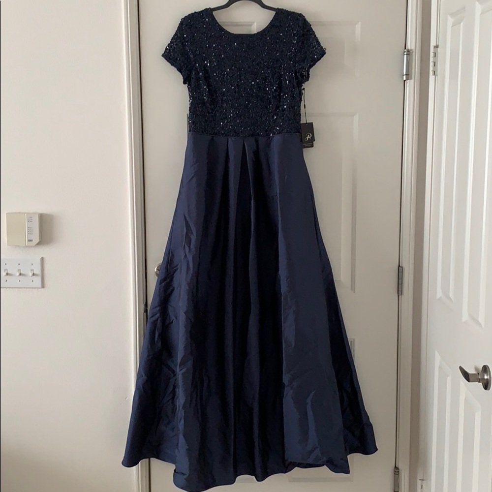 Brand new never worn Adrianna Papell dress